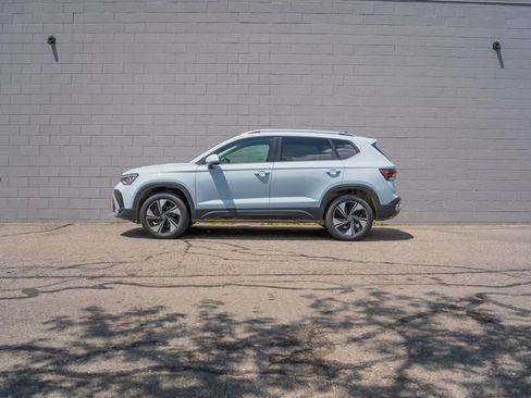 Used 2025 Volkswagen Taos SE w/ Panoramic Sunroof Package AWD/4WD image 2
