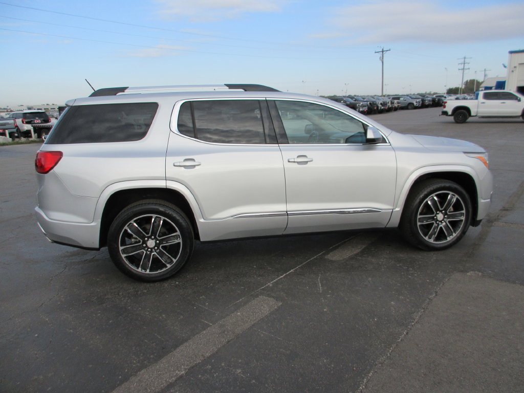 Certified 2017 GMC Acadia Denali w/ Technology Package FWD image 5