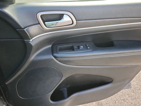 Used 2017 Jeep Grand Cherokee Limited image 15