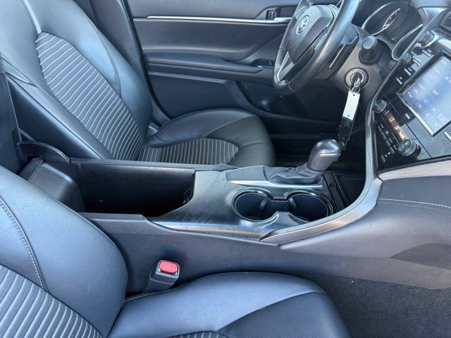 Used 2020 Toyota Camry SE w/ Blackout Package FWD image 14