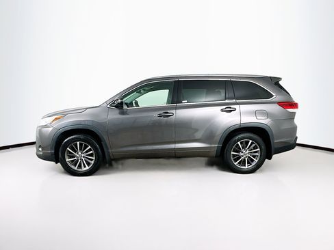 Used 2018 Toyota Highlander XLE w/ Carpet Mat Package (TMS) AWD/4WD image 4