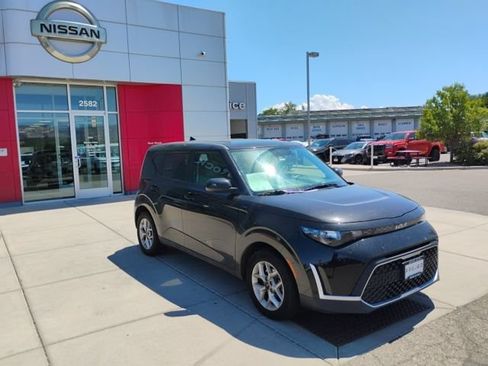 Used 2024 Kia Soul LX w/ Option Group 015 FWD image 3