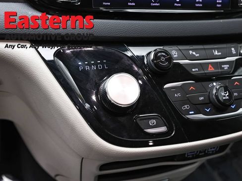 Used 2024 Chrysler Pacifica Touring-L FWD image 13