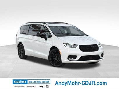 Used 2024 Chrysler Pacifica Limited w/ S Appearance Package