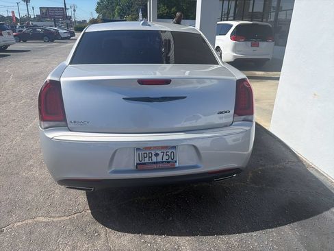 Used 2022 Chrysler 300 Touring RWD image 9