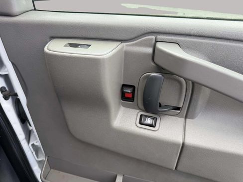 Used 2017 GMC Savana 2500 RWD image 19