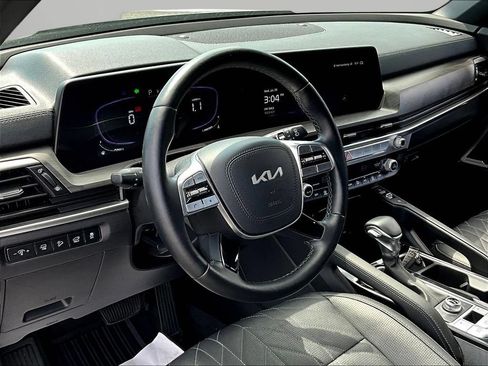 Used 2025 Kia Telluride AWD image 17