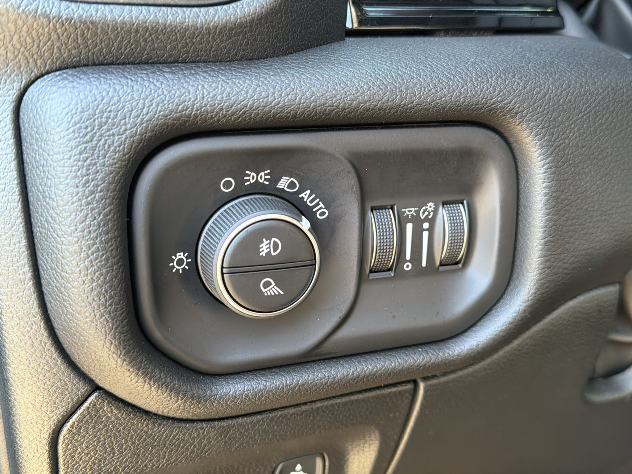 Used 2025 RAM 1500 Laramie w/ Night Edition AWD/4WD image 15