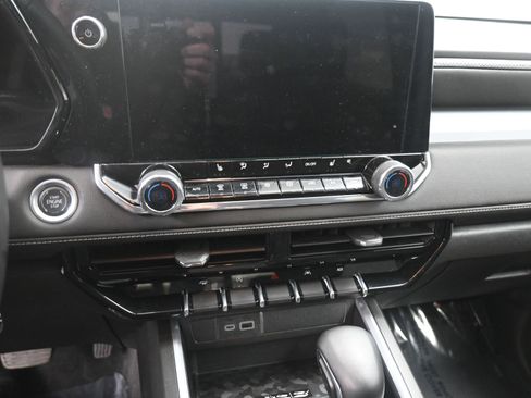 Used 2024 Chevrolet Colorado LT w/ LT Convenience Package II image 15