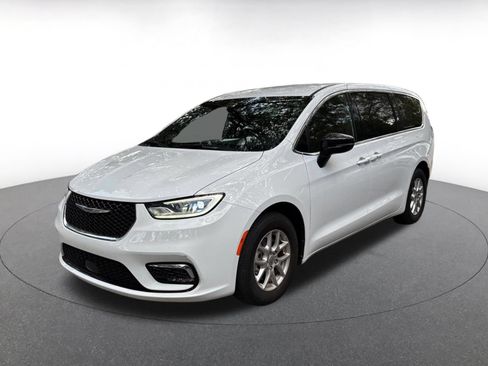 Used 2025 Chrysler Pacifica Select FWD image 3