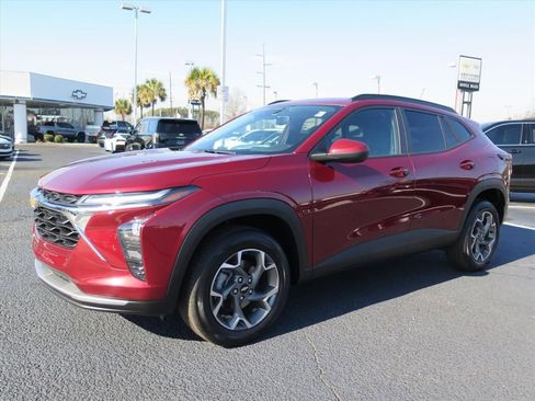 Used 2025 Chevrolet Trax LT w/ Driver Confidence Package image 8