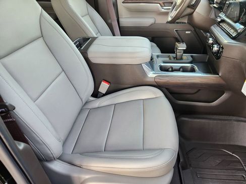 New 2026 GMC Sierra 1500 SLT image 9