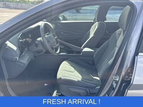 Used 2025 Hyundai Elantra SEL image 2