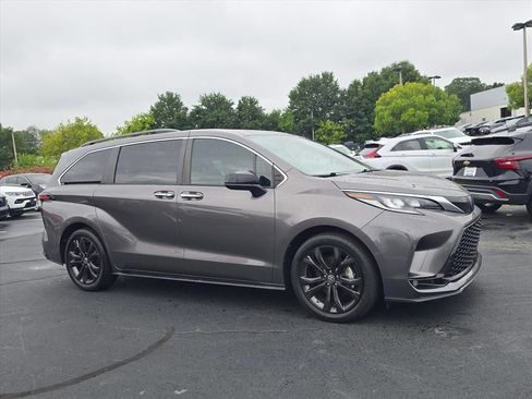Used 2022 Toyota Sienna XSE FWD image 1