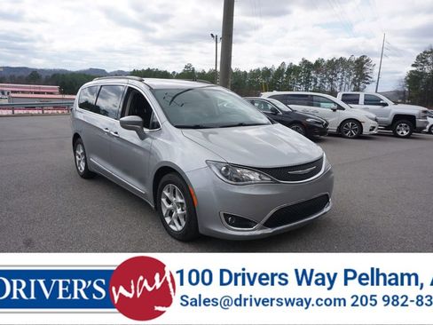 Used 2017 Chrysler Pacifica Touring-L w/ Tire & Wheel Group image 1