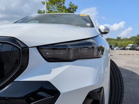 Used 2027 BMW i5 eDrive40 w/ M Sport Package RWD image 3