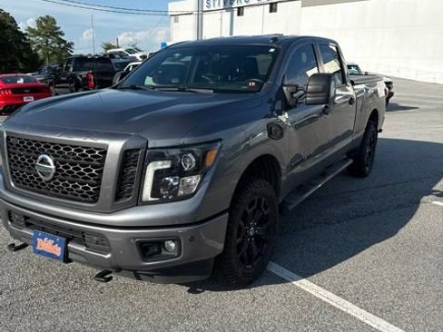 Used 2018 Nissan Titan SV w/ SV Convenience Package AWD/4WD image 2