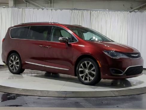 Used 2017 Chrysler Pacifica Limited w/ UConnect Theater Package image 3