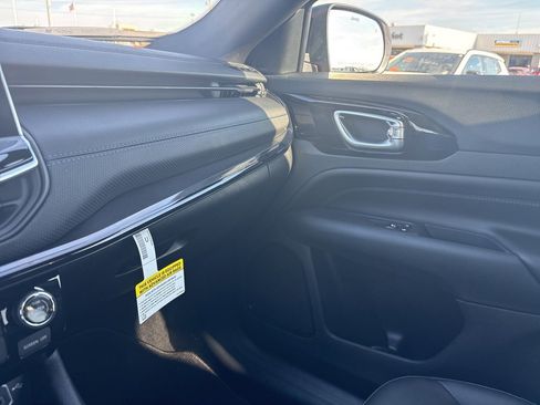 New 2026 Jeep Compass Latitude image 17