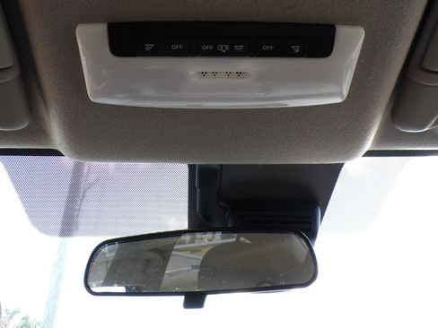 Used 2022 Nissan Versa SV w/ Trunk Package image 18