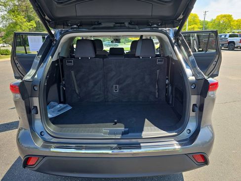 Used 2023 Toyota Highlander LE AWD/4WD image 14