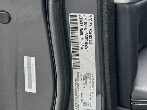 Used 2023 Jeep Grand Cherokee Limited w/ Black Appearance Package image 12