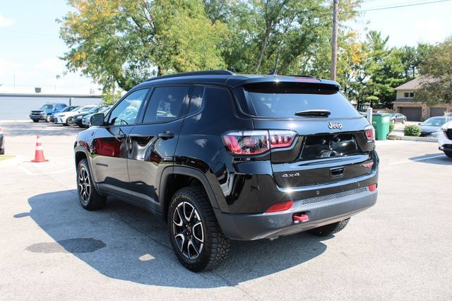 Used 2025 Jeep Compass Trailhawk AWD/4WD image 38