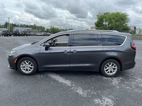 Used 2021 Chrysler Pacifica Touring-L FWD image 6