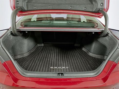 Used 2018 Toyota Camry XLE image 26