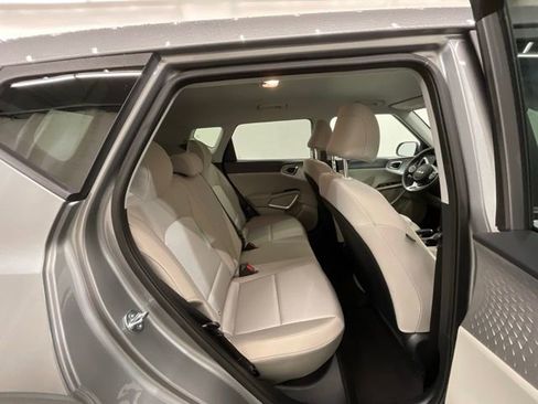 Used 2025 Kia Soul LX w/ LX Technology Package FWD image 25