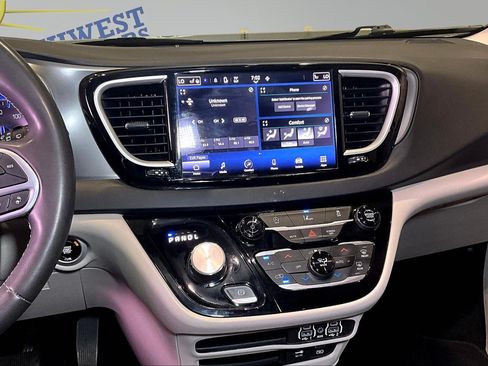 Used 2022 Chrysler Pacifica Touring-L FWD image 9