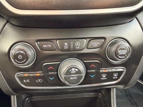 Used 2020 Jeep Cherokee Trailhawk w/ Comfort/Convenience Group AWD/4WD image 33