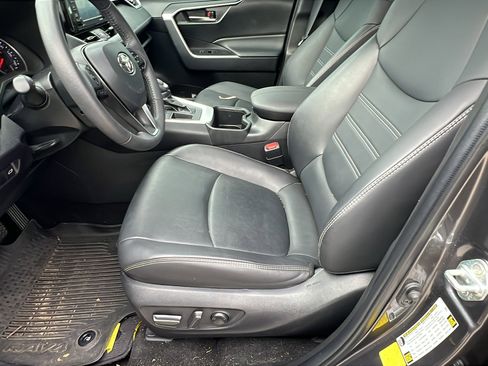 Used 2022 Toyota RAV4 XLE Premium image 16