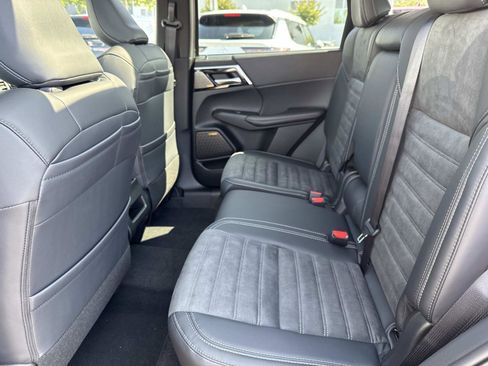 New 2025 Mitsubishi Outlander SE image 12