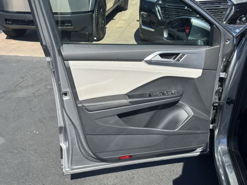 Used 2025 Volkswagen Taos SE image 13