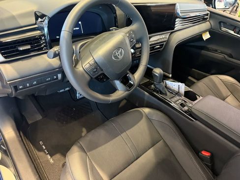 New 2025 Toyota Camry Hybrid FWD image 9