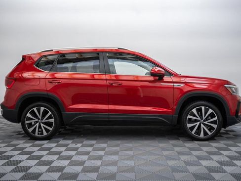 Used 2023 Volkswagen Taos SE w/ Panoramic Sunroof Package FWD image 4