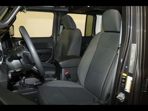 Used 2025 Jeep Wrangler Unlimited Sahara AWD/4WD image 19