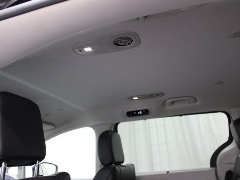 Used 2023 Chrysler Pacifica Touring-L FWD image 23
