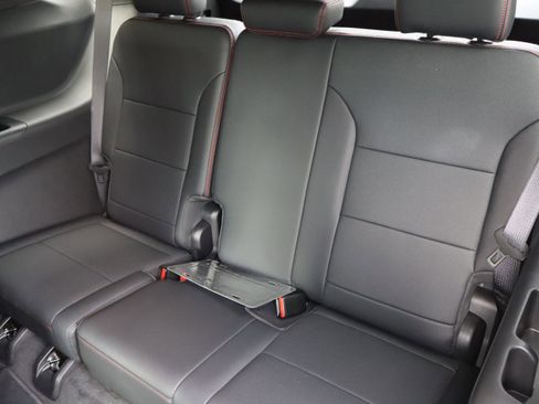 Used 2025 Chevrolet Traverse RS FWD image 34