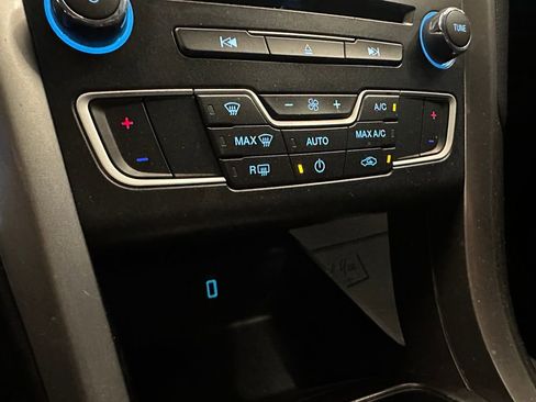 Used 2018 Ford Fusion SE w/ Fusion SE Technology Package FWD image 15