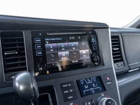 Used 2016 Toyota Sienna SE Premium image 30