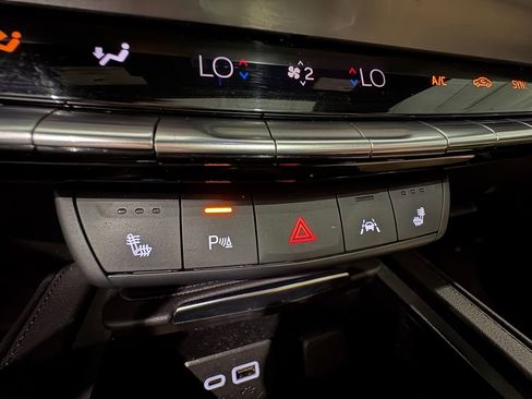 Used 2024 Cadillac XT4 Luxury w/ Cold Weather Package AWD/4WD image 24
