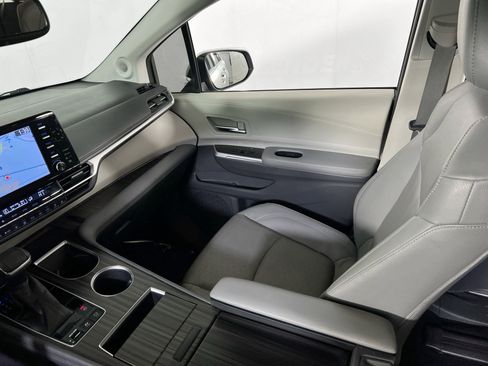 Used 2022 Toyota Sienna Limited image 24