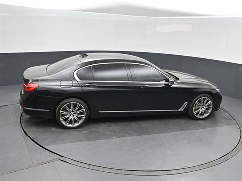 Used 2019 BMW 740i w/ Executive Package image 29