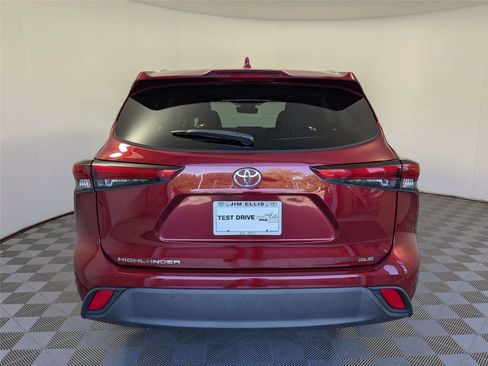 Used 2022 Toyota Highlander XLE image 6