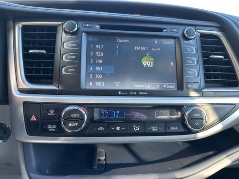 Used 2017 Toyota Highlander XLE image 9