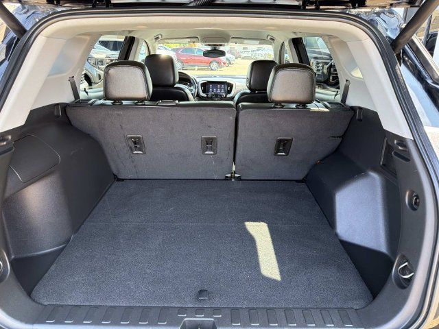 Used 2023 GMC Terrain SLT w/ Elevation Edition FWD image 10