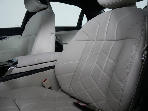 Used 2025 BMW i7 xDrive60 w/ Premium Package image 11