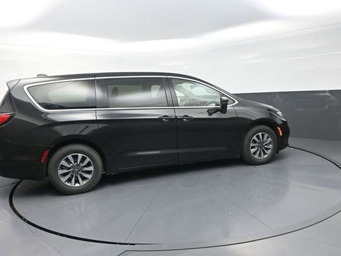 Used 2024 Chrysler Pacifica Limited FWD image 9